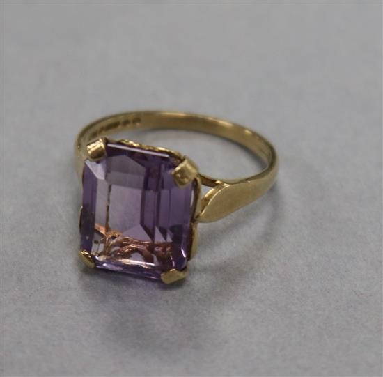 A 9ct gold and amethyst dress ring, size M.